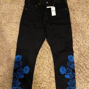 💙LEVI’s made and crafted denim with embroidery 💙